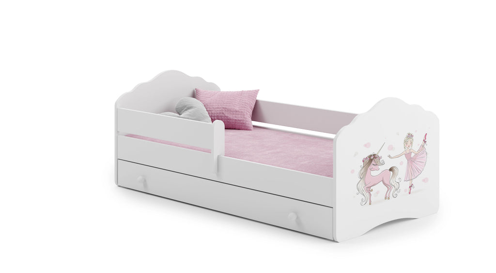 Kinderbed Fala 140x70 met grafische elementen voor kinderen en een lade, een railing, een matras en een frame inbegrepen